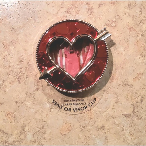 ARROW HEART VENT CLIP CAR FRAGRANCE HOLDER - Picture 2 of 2